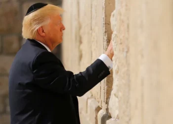 El presidente de Estados Unidos, Donald Trump, coloca una nota entre las piedras del Muro Occidental, en la Ciudad Vieja de Jerusalén, el 22 de mayo de 2017.