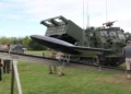 Dron Nyan frente a un lanzacohetes M270A2 del Ejército británico en DVD 2026.