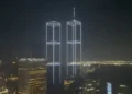 Drones recrean las Torres Gemelas sobre el puerto de Nueva York el 9 de septiembre de 2026, previo al 25º aniversario de los ataques.