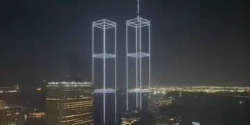 Drones recrean las Torres Gemelas sobre el puerto de Nueva York el 9 de septiembre de 2026, previo al 25º aniversario de los ataques.