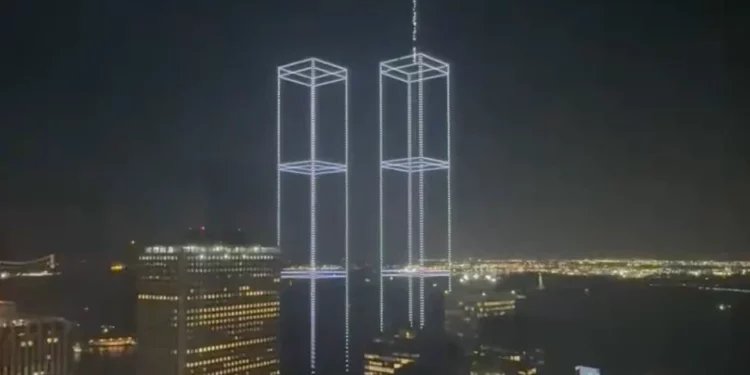 Drones recrean las Torres Gemelas sobre el puerto de Nueva York el 9 de septiembre de 2026, previo al 25º aniversario de los ataques.