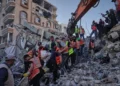 Equipos de defensa civil palestina trasladan un cuerpo entre los escombros de un edificio derrumbado en la ciudad de Gaza el 16 de septiembre de 2026.