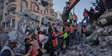 Equipos de defensa civil palestina trasladan un cuerpo entre los escombros de un edificio derrumbado en la ciudad de Gaza el 16 de septiembre de 2026.