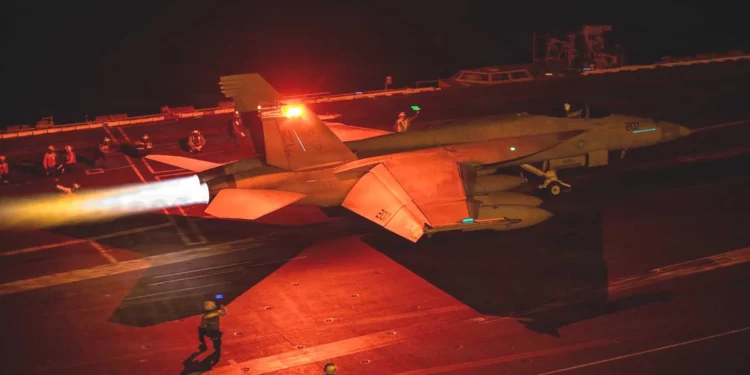 Un F/A-18 Super Hornet se prepara para despegar desde la cubierta del USS George Washington en aguas de Oriente Medio durante operaciones navales de Estados Unidos vinculadas al bloqueo contra Irán.