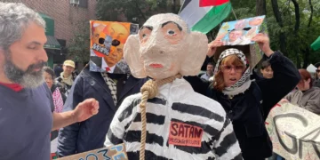 Una efigie del primer ministro Benjamín Netanyahu frente a la ONU el 24 de septiembre de 2026.