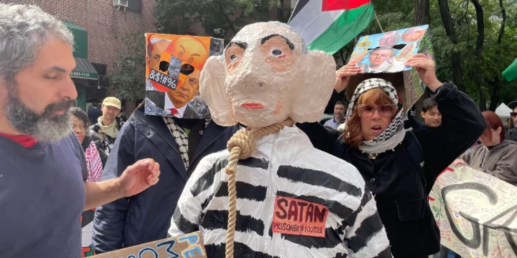 Una efigie del primer ministro Benjamín Netanyahu frente a la ONU el 24 de septiembre de 2026.