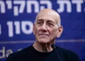 El ex primer ministro israelí Ehud Olmert declara ante un comité civil de investigación en Tel Aviv el 8 de agosto de 2024.