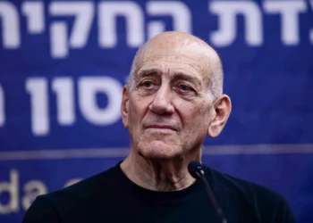 El ex primer ministro israelí Ehud Olmert declara ante un comité civil de investigación en Tel Aviv el 8 de agosto de 2024.
