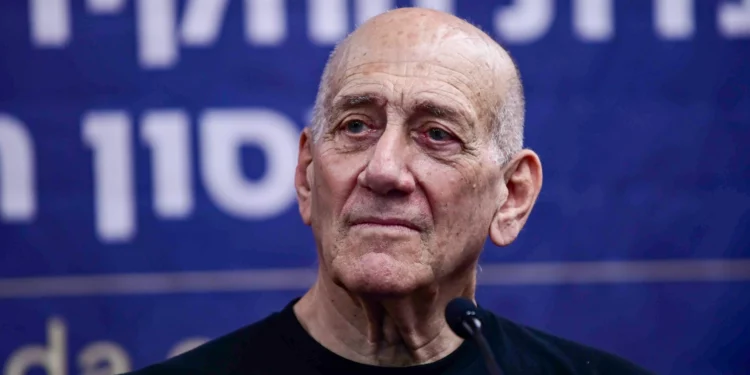 El ex primer ministro israelí Ehud Olmert declara ante un comité civil de investigación en Tel Aviv el 8 de agosto de 2024.