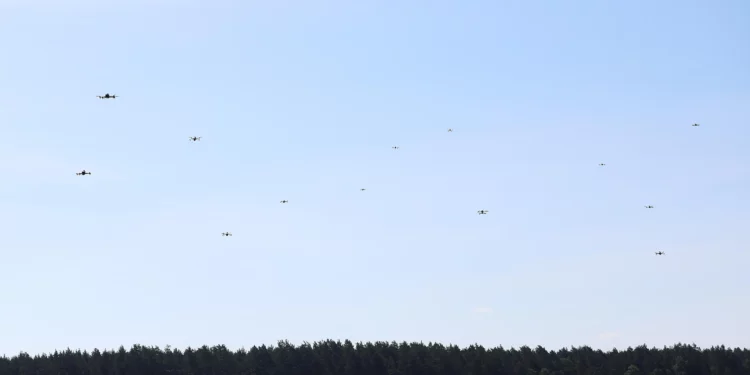 Ejercicio del Ejército de Estados Unidos para probar defensas contra enjambres de drones.
