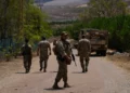 Soldados del Ejército libanés patrullan la entrada de la localidad sureña de Zawtar Al Gharbieh, en Líbano, el 22 de julio de 2026.