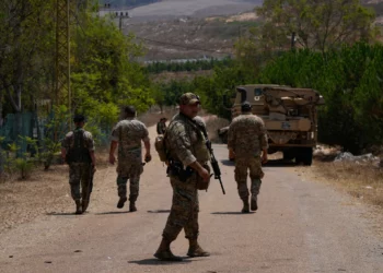 Soldados del Ejército libanés patrullan la entrada de la localidad sureña de Zawtar Al Gharbieh, en Líbano, el 22 de julio de 2026.