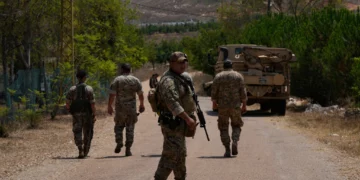 Soldados del Ejército libanés patrullan la entrada de la localidad sureña de Zawtar Al Gharbieh, en Líbano, el 22 de julio de 2026.