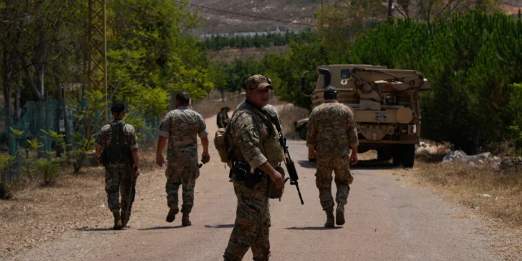 Soldados del Ejército libanés patrullan la entrada de la localidad sureña de Zawtar Al Gharbieh, en Líbano, el 22 de julio de 2026.
