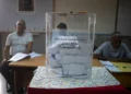 Una mujer deposita su voto en un centro electoral de Rabat, Marruecos, el 23 de septiembre de 2026.