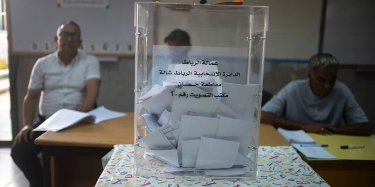 Una mujer deposita su voto en un centro electoral de Rabat, Marruecos, el 23 de septiembre de 2026.