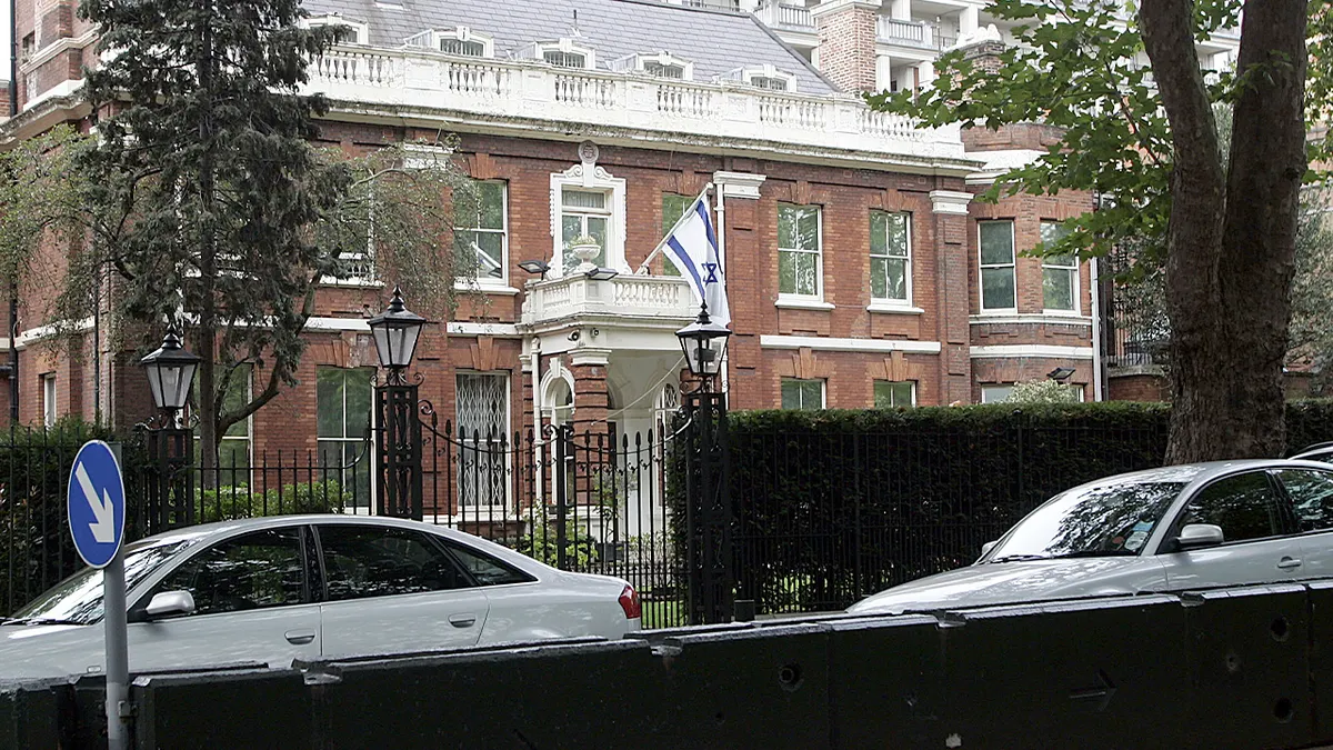 Venden dos apartamentos vinculados a Jamenei junto a embajada israelí