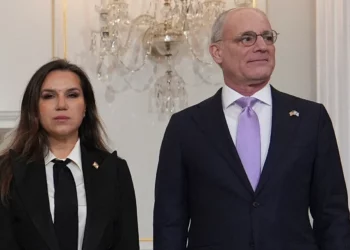Embajador israelí en Estados Unidos Yechiel Leiter y embajadora libanesa en Estados Unidos Nada Hamadeh Moawad en el Departamento de Estado en Washington, 14 de abril de 2026. (AP/Jacquelyn Martin)