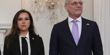 Embajador israelí en Estados Unidos Yechiel Leiter y embajadora libanesa en Estados Unidos Nada Hamadeh Moawad en el Departamento de Estado en Washington, 14 de abril de 2026. (AP/Jacquelyn Martin)