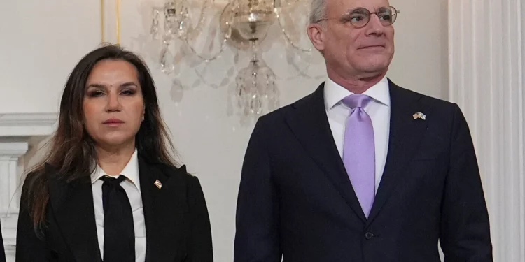 Embajador israelí en Estados Unidos Yechiel Leiter y embajadora libanesa en Estados Unidos Nada Hamadeh Moawad en el Departamento de Estado en Washington, 14 de abril de 2026. (AP/Jacquelyn Martin)