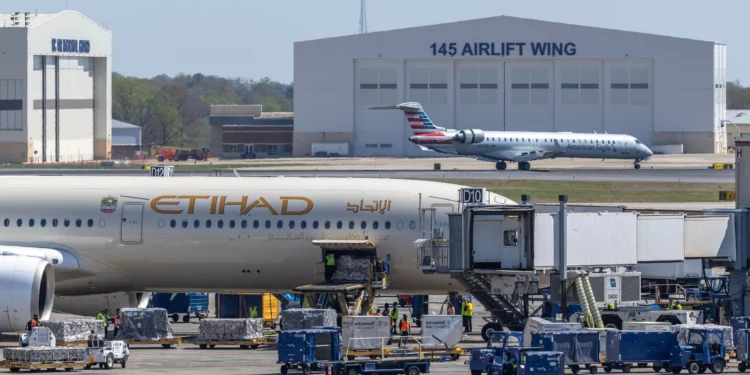 Un vuelo de Etihad Airways con destino al Aeropuerto Internacional Zayed de Abu Dabi, Emiratos Árabes Unidos, el 20 de marzo de 2026.