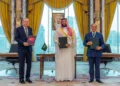 De izquierda a derecha, el presidente de Turquía, Recep Tayyip Erdogan, el príncipe heredero saudí Mohammed bin Salman y el primer ministro de Pakistán, Shehbaz Sharif, posan tras firmar un acuerdo trilateral de defensa en La Meca, Arabia Saudita, el 7 de agosto de 2026.