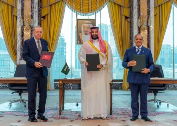 De izquierda a derecha, el presidente de Turquía, Recep Tayyip Erdogan, el príncipe heredero saudí Mohammed bin Salman y el primer ministro de Pakistán, Shehbaz Sharif, posan tras firmar un acuerdo trilateral de defensa en La Meca, Arabia Saudita, el 7 de agosto de 2026.