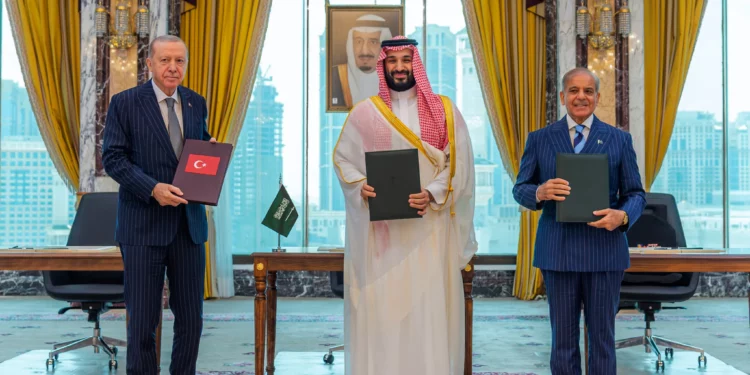 De izquierda a derecha, el presidente de Turquía, Recep Tayyip Erdogan, el príncipe heredero saudí Mohammed bin Salman y el primer ministro de Pakistán, Shehbaz Sharif, posan tras firmar un acuerdo trilateral de defensa en La Meca, Arabia Saudita, el 7 de agosto de 2026.