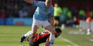 Erling Haaland, del Manchester City, disputa el balón con Lewis Cook, del Bournemouth, durante los cuartos de final de la FA Cup en Bournemouth, Inglaterra, el 30 de marzo de 2025.