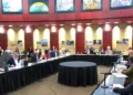 La Junta Estatal de Escuelas Chárter de Oklahoma debatió y rechazó la solicitud de la Fundación Nacional de Escuelas Chárter Judías Ben Gamla el 9 de febrero de 2026.
