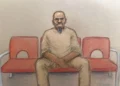 Essa Suleiman, acusado de intento de asesinato por un ataque con cuchillo en el que dos hombres judíos fueron apuñalados en Golders Green, comparece por videoconferencia ante el Old Bailey de Londres el 15 de mayo de 2026, en este dibujo de sala.
