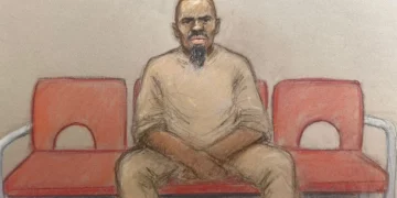 Essa Suleiman, acusado de intento de asesinato por un ataque con cuchillo en el que dos hombres judíos fueron apuñalados en Golders Green, comparece por videoconferencia ante el Old Bailey de Londres el 15 de mayo de 2026, en este dibujo de sala.