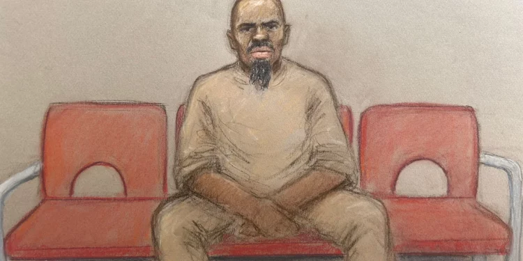 Essa Suleiman, acusado de intento de asesinato por un ataque con cuchillo en el que dos hombres judíos fueron apuñalados en Golders Green, comparece por videoconferencia ante el Old Bailey de Londres el 15 de mayo de 2026, en este dibujo de sala.