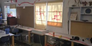 Esvásticas pintadas en una escuela de Pardes Hanna
