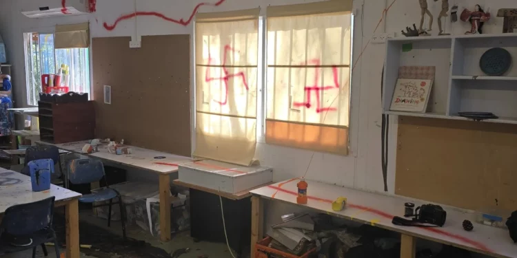 Esvásticas pintadas en una escuela de Pardes Hanna
