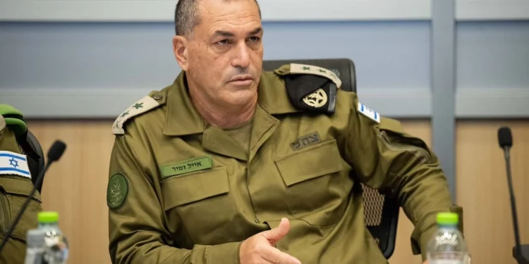 Eyal Zamir en el principal centro de mando de las FDI