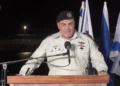 El jefe del Estado Mayor de las FDI, Eyal Zamir, habla durante la ceremonia por la llegada del INS Drakon en Haifa el 24 de septiembre de 2026.
