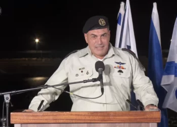 El jefe del Estado Mayor de las FDI, Eyal Zamir, habla durante la ceremonia por la llegada del INS Drakon en Haifa el 24 de septiembre de 2026.