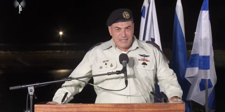 El jefe del Estado Mayor de las FDI, Eyal Zamir, habla durante la ceremonia por la llegada del INS Drakon en Haifa el 24 de septiembre de 2026.