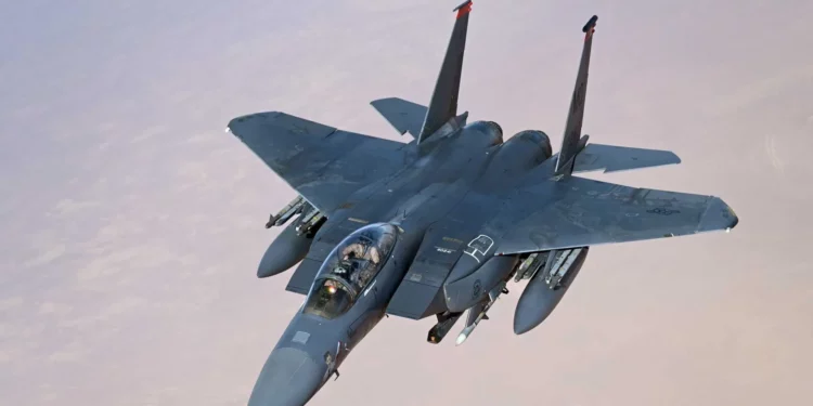 F-15E Strike Eagle de la Fuerza Aérea de Estados Unidos durante una patrulla aérea de combate en la región del Comando Central.