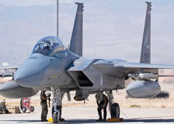 Un F-15EX Eagle II de la 142.ª Ala de la Guardia Nacional Aérea de Oregón en Nellis con una bomba real bajo el fuselaje antes del despegue del 27 de agosto de 2026.