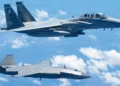 Un MQ-28 Ghost Bat y un F-15EX Eagle II de la Fuerza Aérea de EE. UU. durante Valiant Shield 2026 sobre el mar de Filipinas.