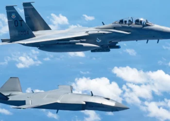 Un MQ-28 Ghost Bat y un F-15EX Eagle II de la Fuerza Aérea de EE. UU. durante Valiant Shield 2026 sobre el mar de Filipinas.