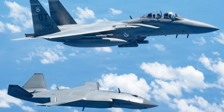Un MQ-28 Ghost Bat y un F-15EX Eagle II de la Fuerza Aérea de EE. UU. durante Valiant Shield 2026 sobre el mar de Filipinas.