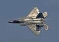 Un F-22 Raptor de la Fuerza Aérea de Estados Unidos vuela durante el Oshkosh Airshow del 20 de julio de 2026 en Oshkosh, Wisconsin.