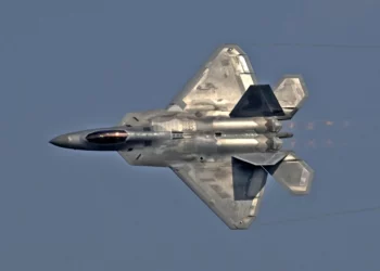 Un F-22 Raptor de la Fuerza Aérea de Estados Unidos vuela durante el Oshkosh Airshow del 20 de julio de 2026 en Oshkosh, Wisconsin.