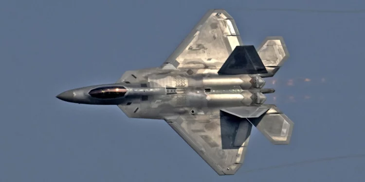 Un F-22 Raptor de la Fuerza Aérea de Estados Unidos vuela durante el Oshkosh Airshow del 20 de julio de 2026 en Oshkosh, Wisconsin.