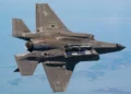 Un F-35B lanza ocho armas guiadas StormBreaker en rápida sucesión durante una prueba de vuelo en Arizona.