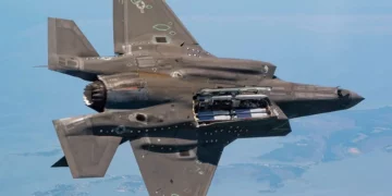 Un F-35B lanza ocho armas guiadas StormBreaker en rápida sucesión durante una prueba de vuelo en Arizona.