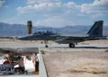 F-15EX Eagle II de la 142.ª Ala de la Guardia Nacional Aérea de Oregón durante operaciones desde la Base Aérea de Nellis, Nevada. En el recuadro, personal de la USAF carga una bomba real de 227 kg antes del primer lanzamiento operativo de este tipo con el F-15EX.